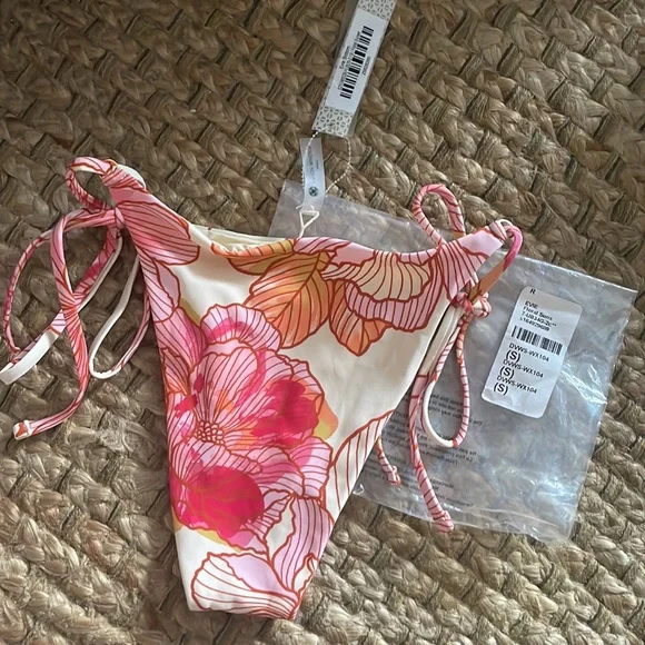 DEVON WINDSOR ❤️‍🔥 EVIE BOTTOMS IN FLORAL SUNSET NWT SIZE SMALL